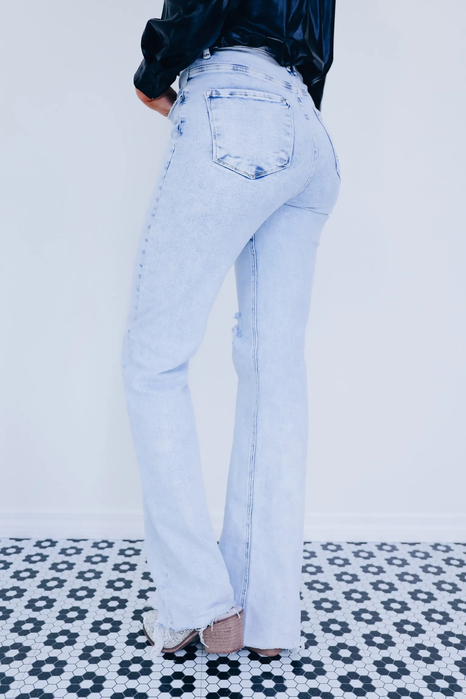 Sarika Straight Leg Jeans - Light Wash