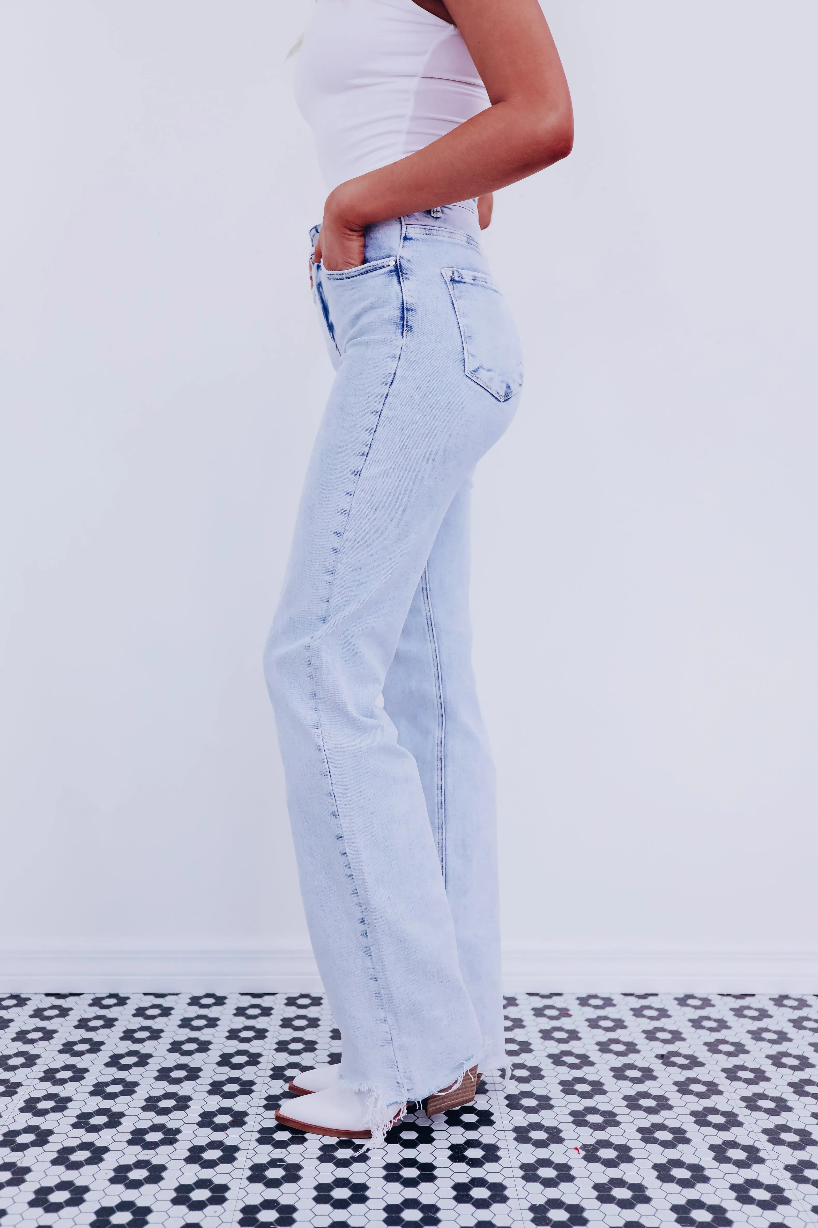 Sarika Straight Leg Jeans - Light Wash