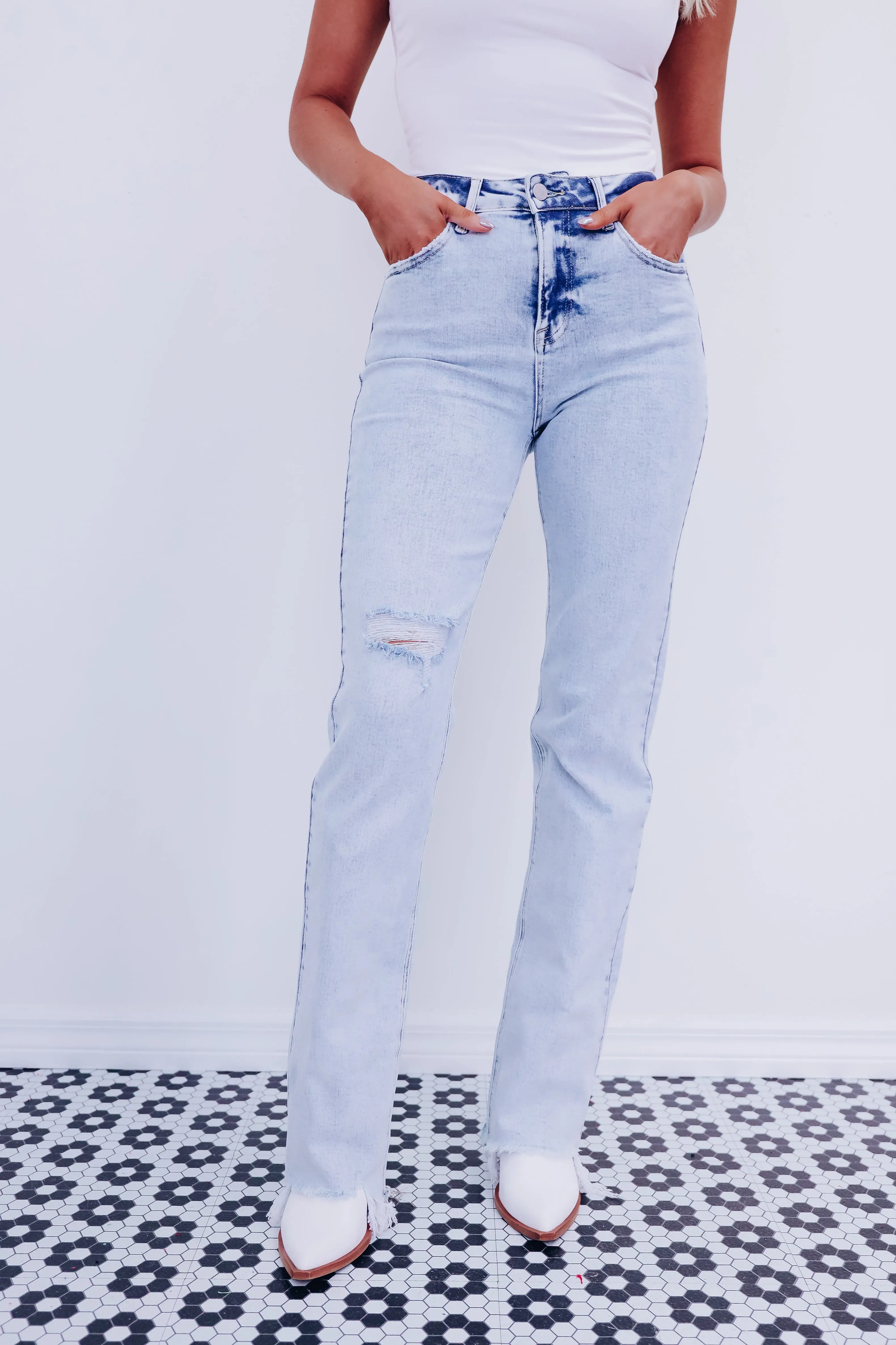 Sarika Straight Leg Jeans - Light Wash