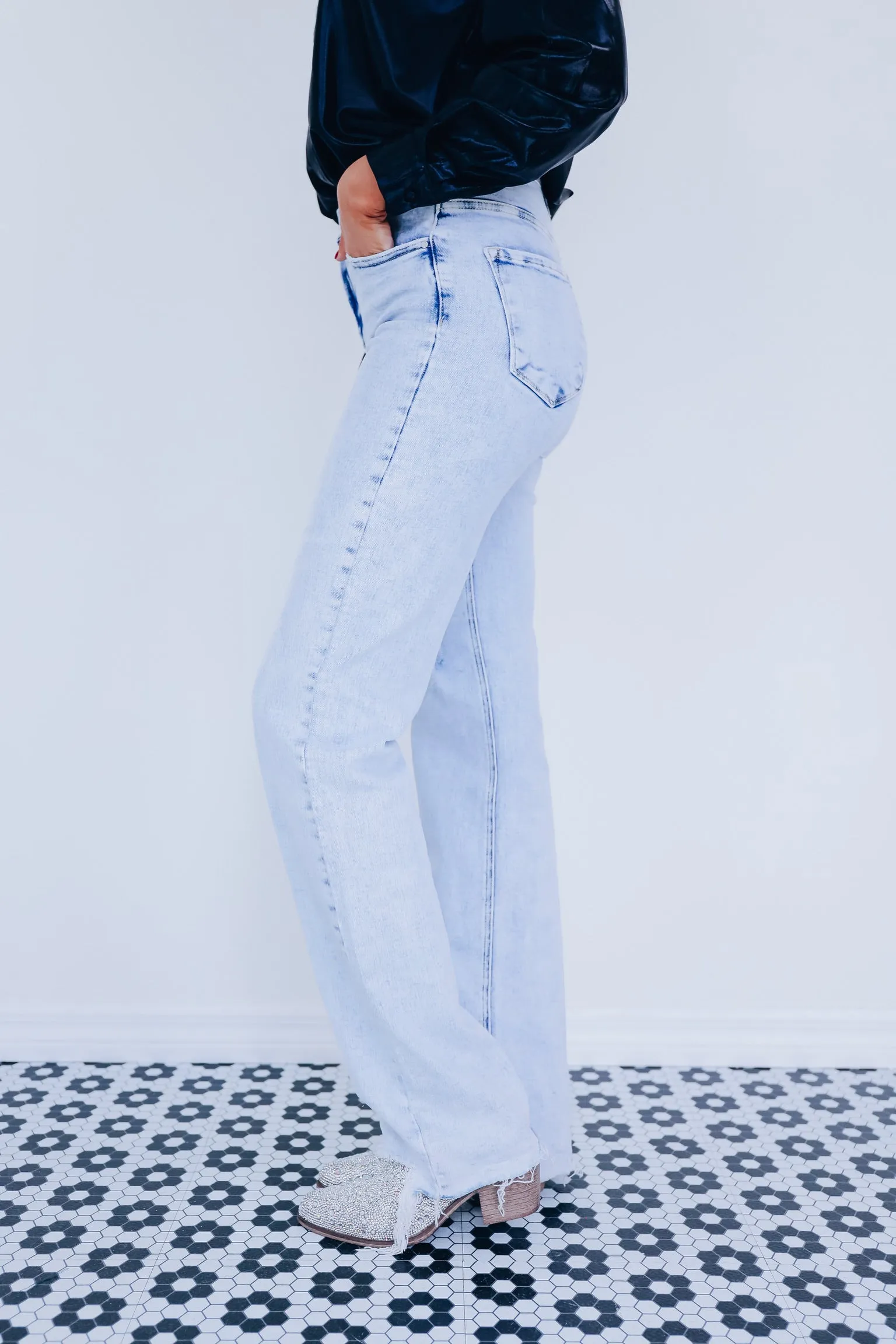 Sarika Straight Leg Jeans - Light Wash